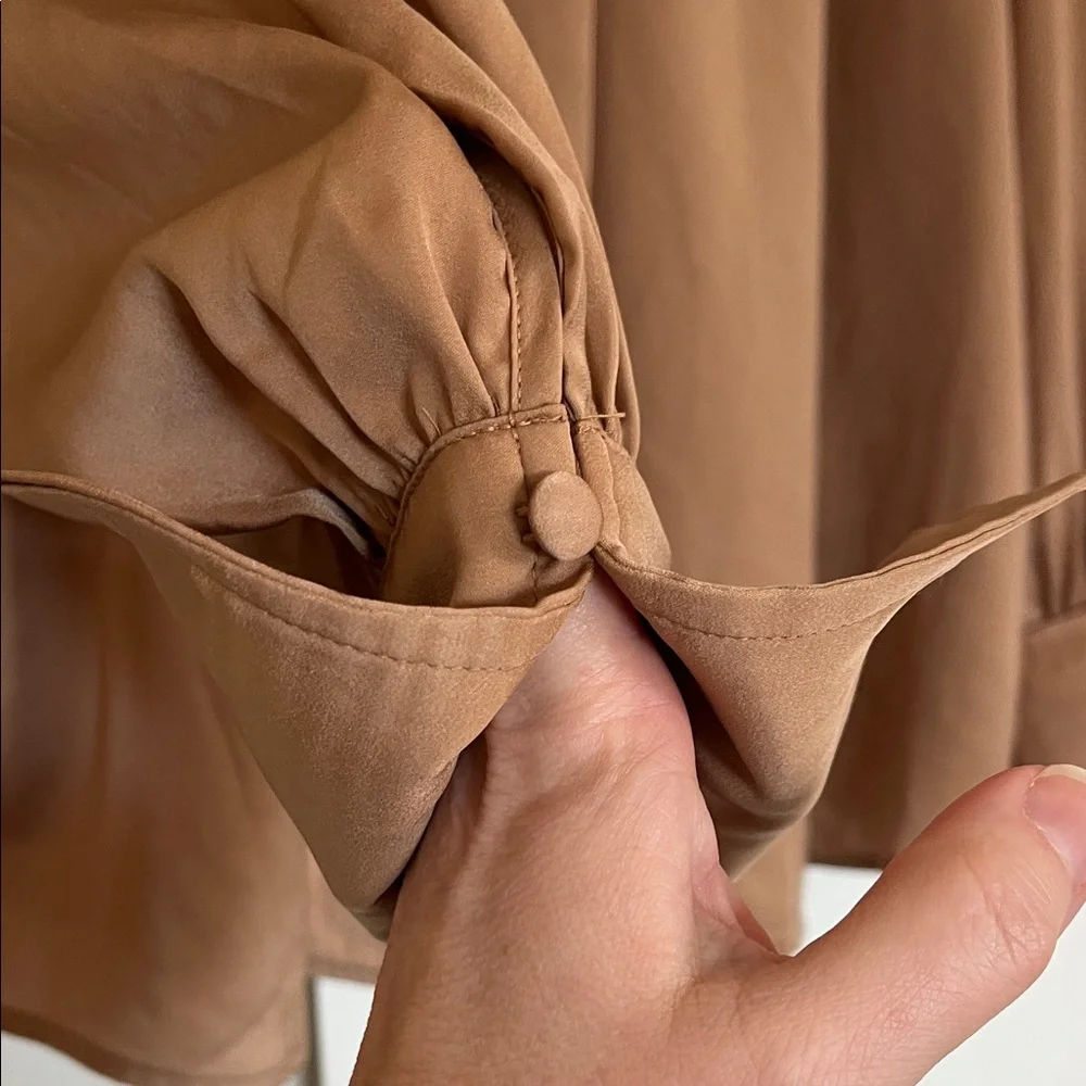 Banana Republic | Elegant Tan Women's Blouse - Picture 4 of 7